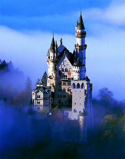 Het kasteel geldt wereldwijd als het toonbeeld van een sprookjeskasteel en is een van de bekendste toeristische attracties van Duitsland. Het kasteel diende als voorbeeld voor het sprookje ‘Doornroosje’ van Walt Disney. 