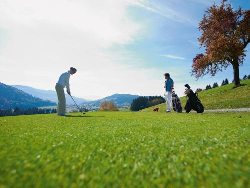 Allgau is een waar paradijs voor golfliefhebbers. U vindt hier namelijk maar liefst 14 golfbanen in allerlei varianten.  In Oberstaufen vindt u Golfclub Oberstaufen. Deze 9-holes golfbaan is het gehele jaar door geopend. Doordat de baan verlicht kan worden is het mogelijk om ook ’s avonds te spelen.