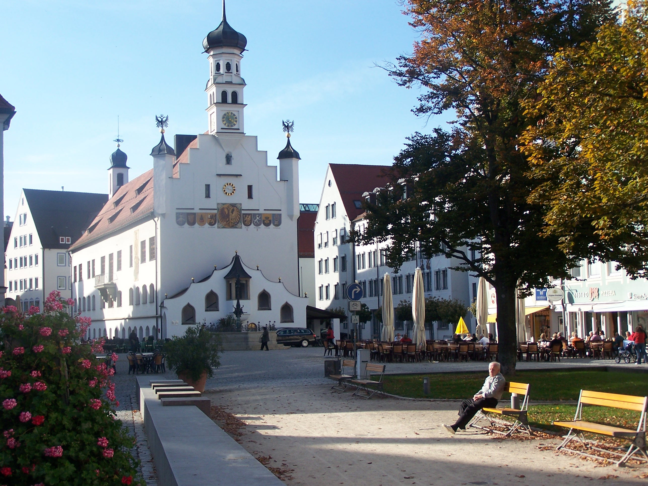  Het hart van de stad wordt gevormd door de ‘Rathausplatz’ met het raadhuis. Dit raadhuis is gebouwd in laatgotische stijl en nam in 1474 de plaats in van het toenmalige houten raadhuis.