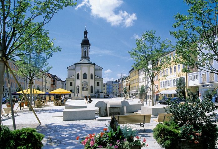 Zoekt u de rust and gemoedelijkheid van het leven in het Chiemgau, maar wilt u ook genieten van prachtige culturele bezienswaardigheden, dan is Traunstein de ideale vakantiebestemming. Deze stadtplatz is ook zeker een bezoekje waard.