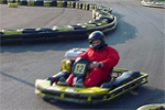 De coureur kan hoge snelheden bereiken op de motorcrossbaan of op de kartbaan