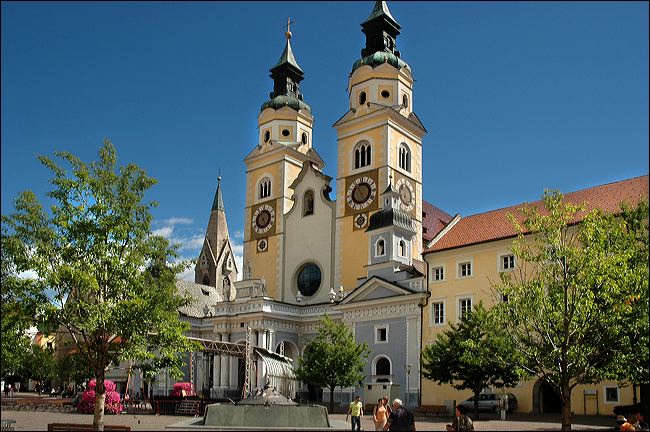 Op 9 kilometer van Hopfgarten ligt het kleinere en wat minder mooie Brixen im Thale, dat jaarlijks toch nog op veel gasten kan rekenen. De tweetorige domkerk Maria Hemelvaart geeft een belangrijk beeld aan de gehele stad.