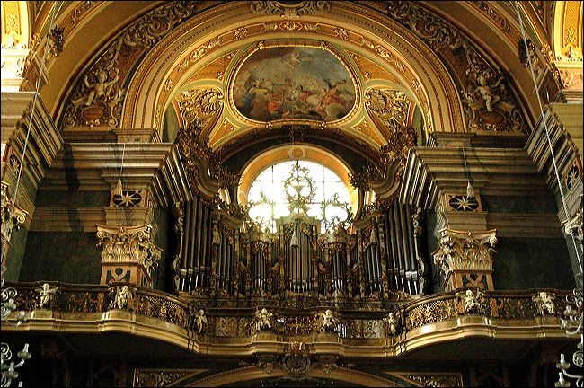 De tweetorige domkerk Maria Hemelvaart geeft een belangrijk beeld aan de gehele stad. De kerk bevat tevens een schitterend orgel.