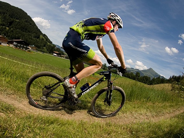 Dankzij haar locatie in het zonnige weidse dal, biedt de regio St. Johann in Tirol een geweldig fietsparadijs. Met meer dan 200 kilometer aan goed bewegwijzerde fietspaden en mountainbikepaden, zal de fietsliefhebber zich hier zeker niet vervelen.