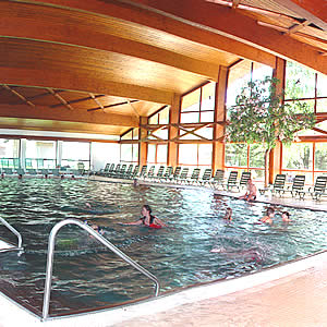 Het Hallenbad biedt u een groot zwembad met de aangename temperatuur van 29ºC. De waterdiepte loopt continue af, zodat zowel jong als oud zich hier prima kan vermaken.