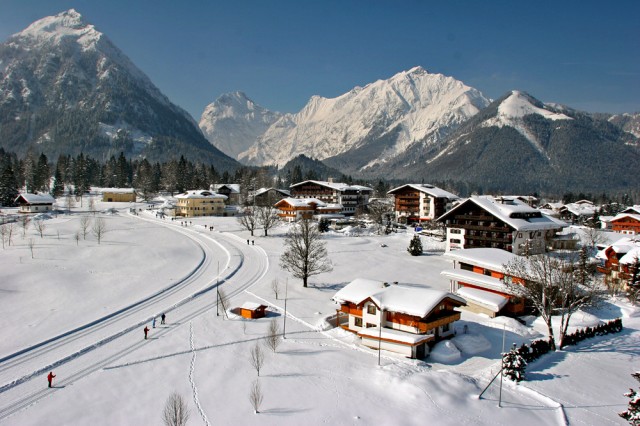 Naast de watersport, is de wintersport ook een veel bedreven sport in de regio Achensee. Het skigebied van Achensee telt in totaal meer dan 50 kilometer aan pistes, met in het midden het prachtige bergmeer.