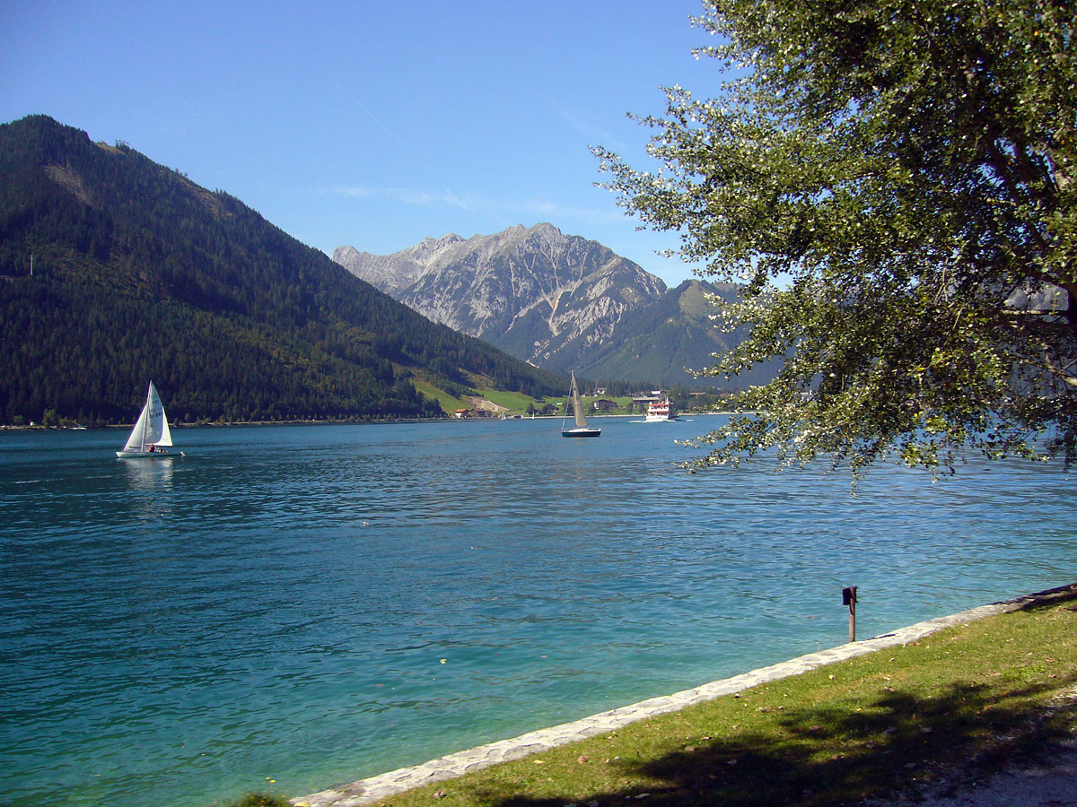 et achenmeer is een lang smal meer en is, met haar afmetingen van 9 km lengte en 1 km breedte, het grootste meer in Tirol. Het meer wordt druk bezocht, vooral in de zomer, waar men hier dan heerlijk kan vertoeven. Op het diepste punt is het meer 133 meter diep.