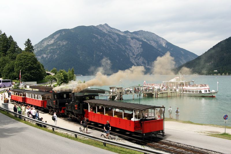 Een van de grote trekpleisters in de regio Achensee is de Achenseebahn. Over deze oude spoorlijn loopt een stroomtrein, die u over een traject van 6,78 kilometer van naar de regio Achensee brengt.