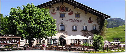 Het Tiroler Weinhaus is een oud, eerbiedwaardig huis. Het huis vindt haar wortels in de 14e eeuw, toen er nog actieve handel heerste tussen Beieren en Tirol
