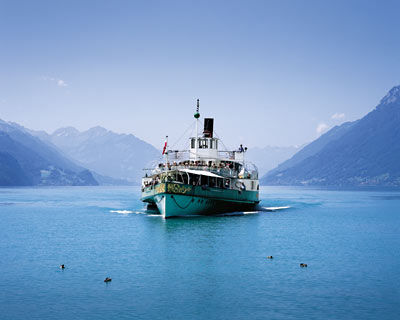 Het is mogelijk om mooie boottochten te maken op het Brienzermeer en zo te genieten van het prachtige Alpenpanorama. Van april tot midden oktober worden er regelmatig bootrondvaarten gehouden.