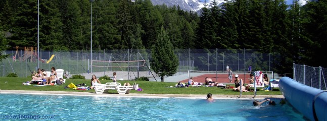 Het zwembad in Champex-Lac is een buitenzwembad met een beachvolleybalveld en een tennisbaan. Volop plezier voor de hele familie dus!