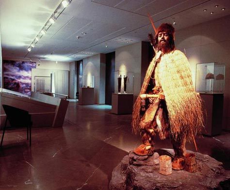 Het Archelogiemuseum waar de ijsmummie Ötzi te bezichtigen is, is erg in trek bij toeristen. De permanente tentoonstelling laat belangrijke acheologische vindingen uit Süd Tirol zien. 