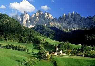 De Dolomieten zijn een zeer bergachtige streek in Noordoost Italië, tegen de grens met Oostenrijk aan, in de zuidelijke Alpen. 
