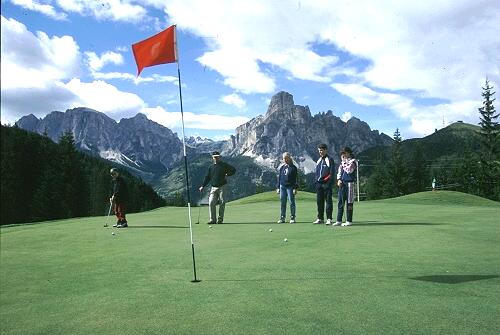 Golfclub ‘Alta Badia’ ligt in het hart van de Dolomieten, recht onder het Sella massief, en is met haar 1700 meter hoogte een van de hoogst gelegen golfbanen van Europa